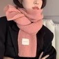 Premium roze gebreide sjaal met zachte kasjmierachtige textuur en minimalistisch label - Roze