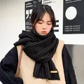 Sciarpa minimalista in maglia grossa nera con etichetta fatta a mano per il calore invernale. - 30-180cm / Nero