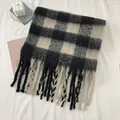 Premium warmer dicker schwarz-grau karierter Mohair-Winterschal mit langen Fransen - Kleine Version (30-200cm) / Schwarz Weiß Karo