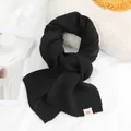 Zachte en warme zwarte gebreide wintersjaal voor dames met hip Warm-Hearted label - Zwart