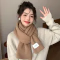 Elegante zachte bruine ribgebreide sjaal in effen kleur voor behaaglijke winterwarmte - camel