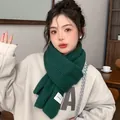 Zachte donkergroene gebreide sjaal voor de winter in een minimalistische Koreaanse stijl - Donkergroen