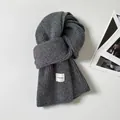 Premium donkergrijze gebreide wollen sjaal voor winterse warmte en minimalistisch - donkergrijs