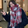 Weicher rot-blauer karierter Kaschmir-Imitat Winterschal getragen von einem Model - Angora red and blue plaid scarf / 200cm