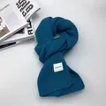Premium zachte blauwe ribgebreide winter sjaal met minimalistisch h.nolamduo merklabel - Londen blauw