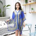 Blauer Chiffon-Sonnenschutzschal mit Paisley-Blumenmuster und Perlenknöpfen - 100-160cm / Saphirblau