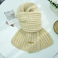 Eleganter cremeweißer Strickschal mit handgefertigtem Lederetikett für den Winter - 28-180cm / Beige