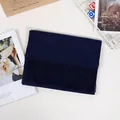 Weicher marineblauer Schal aus Kaschmir-Imitat mit Fransen auf Lifestyle-Hintergrund - 33-180cm / Marineblau