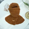 Hochwertiger grober brauner Strickschal für Damen mit einem kleinen handgemachten Etikett-Detail - 28-180cm / Karamellbraun