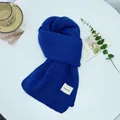 Sciarpa invernale in maglia blu vibrante con etichetta bianca su un tavolo pulito - Blu zaffiro / 25-160cm