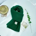 Sciarpa in maglia grossa verde smeraldo da donna, scaldacollo invernale caldo dal design pulito. - Verde Scuro / 25-160cm