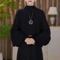 Elegante scialle lavorato a maglia nero da donna con sofisticato motivo a trama fitta. - Top / Nero