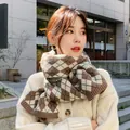 Gemütlicher braun-beiger Strickschal mit Rautenmuster, getragen von einem asiatischen Model - Khaki