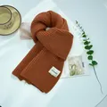 Morbida sciarpa in maglia a coste arancione caramello, accessorio invernale per calore e stile - Colore caramello / 25-160cm