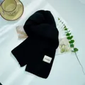 Sciarpa invernale in maglia nera spessa con un'etichetta in tessuto dal design minimalista - Nero / 25-160cm