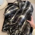 Eleganter karierter Schal aus Kaschmir-Imitat mit bunten Regenbogenpunkten und langen Fransen - 70-200cm / Geleebohne Schwarz