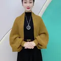 Elegante cardigan a scialle in maglia giallo senape con variante a motivo a quadri. - Top / Curcuma