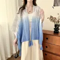 Blau-weißer Häkelschal mit Farbverlauf und Quasten für Damen im eleganten Ethno-Stil - Oberteile / Verlauf Blau