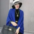 Châle en tricot ajouré bleu roi élégant, cardigan cape pour femme, vêtement d'extérieur - 130cm / Bleu saphir