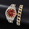 Makro-Detail einer vereisten Herren-Hiphop-Uhr mit rotem Zifferblatt und Armband - Uhren- und Armband-Set / Bicolor Rotes Zifferblatt + Goldenes Armband