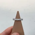 Primer plano detallado de un anillo de plata de ley 925 con circonitas brillantes - Estilo Geométrico Minimalista (J2915) / Abierto Ajustable / Plateado