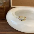 Eleganter goldener Wellenring mit weißem Emaille-Finish für Damen, minimalistischer Schmuck - Einstellbar Offen / Wellenförmiger Cremefarbener Emaille Ring (J3456)