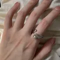 Detailaufnahme eines minimalistischen silbernen offenen Rings mit organischem Metalldesign - Einstellbar Offen / Flüssigmetall Unregelmäßiger Offener Ring (J3522)