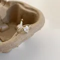 Eleganter silberfarbener verstellbarer offener Ring mit funkelndem herzförmigem Kristall - Einstellbar Offen / Herz Klarer Strass Offener Ring (J3594)