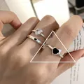 Minimalistische silberne Ringe im koreanischen Stil mit schwarzen Herzsteinen Dekor - Einstellbar Offen / Herz Strass und Schwarzes Herz Emaille Set (J3595)