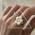 Silbernes stapelbares Ring-Set mit einem gebürsteten Smiley-Blumen-Design für Frauen - Einstellbar Offen / Matte Smiley Blume und Silber Textur Set (J3535)