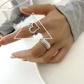 Koreanischer Silber Herz und strukturierter Bandring Set für Damen minimalistischer Schmuck - Einstellbar Offen / Hohles Herz und Breites Textur Ring Set (J3494)
