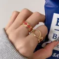 Vergoldetes Ring-Set mit rosa Emaille-Smileys und gedrehtem, offenem Design - Einstellbar Offen / Rosa Emaille Smiley und Gedrehtes Dünnes Ring Set (J3461)