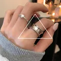 Minimalistischer silberfarbener breiter konkaver Bandring für Damen im koreanischen Stil - Einstellbar Offen / Breites Konkaves und Dünnes Wellen Ring Set (J3626)
