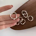 Eleganter silberner strukturierter unregelmäßiger Ring mit weißen Perlen für Damenmode im Minimalstil - Einstellbar Offen / Unregelmäßige Wellen Textur Perlenring (J3403)