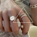 Silberfarbenes minimalistisches Ring-Set mit Siegelring und gedrehtem Band - Einstellbar Offen / CLEVER Gravierte Runde Münze Drei-Teiliges Ring Set (J2907)