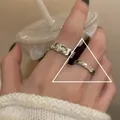Premium silberner strukturierter minimalistischer stapelbarer Ring für Damen Variante - Einstellbar Offen / Unregelmäßige Textur Falten Gedrehtes Zwei-Teiliges Ring Set (J3427)
