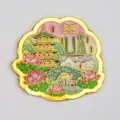 Magnet de frigo en métal avec monuments de Hangzhou et fleurs de lotus dorées - Hangzhou