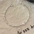 Detailansicht eines silbernen Armbands im Bambus-Stil mit Herzanhänger und Perle - Bambus Armband / Silber