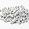 Detailopname van 7mm witte acryl kralen met zwarte cijfers en hashtags voor DIY-sieraden. - 4x7mm Getalkralen / 4000 Stuks/Verpakking / Witte Basis Zwarte Lettertype