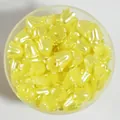 Vue de dessus de perles fleurs 3D jaunes 11mm avec éclat nacré pour bijoux DIY. - Pack de 500g (Environ 2200 Pièces) / Jaune Vif (NO.11)
