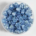 Vue détaillée de perles de pétales de fleurs bleues nacrées 11mm pour bijoux DIY. - Pack de 500g (Environ 2200 Pièces) / Bleu Ciel (NO.9)