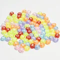 Macro-opname van 7mm gekleurde acrylkralen met witte cijfers voor het maken van sieraden. - 4x7mm Getalkralen / 4000 Stuks/Verpakking / Transparant Multicolor Met Witte Letters