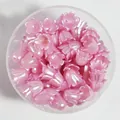 Gros plan de perles pétales de fleurs 11mm rose brillant pour bijoux DIY et accessoires cheveux - Pack de 500g (Environ 2200 Pièces) / Rose Clair (NO.6)