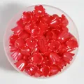 Vue détaillée des perles en forme de pétales de tulipe rouges de 11mm pour bijoux DIY - Pack de 500g (Environ 2200 Pièces) / Rouge (NO.5)