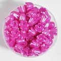 Détail macro de perles de pétales de fleurs nacrées rose vif 11mm pour bijoux DIY - Pack de 500g (Environ 2200 Pièces) / Rose Vif (NO.7)