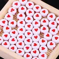 Primo piano di perline di acrilico bianco con cuore rosso per gioielli fai da te - 4mm x 7mm, 4000 Pezzi / Bianco con Motivo Rosso
