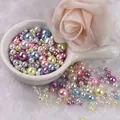 Macro dettaglio di perle sintetiche colorate 3-10mm con fori per gioielli fai-da-te - Perle Tonde Perforate / Circa 8000 Pezzi/Pack / Serie Blu Viola Rosa Bianco (NO.37)