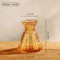 Piccolo vaso in vetro ambrato con scanalature verticali e dimensioni precise su legno - Ambra - S