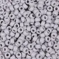 Primo piano dettagliato di perle a botte in plastica grigia per creazioni fai-da-te - Confezione da 500g / Grigio