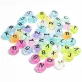 Dettaglio ravvicinato di colorate perline in acrilico da 10 mm con lettere per DIY - 1600 Pezzi (6x10mm) / Base Trasparente Lettere Nere
